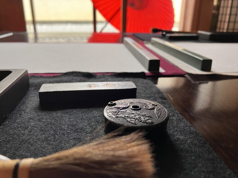 A photo of the calligraphy utensils.