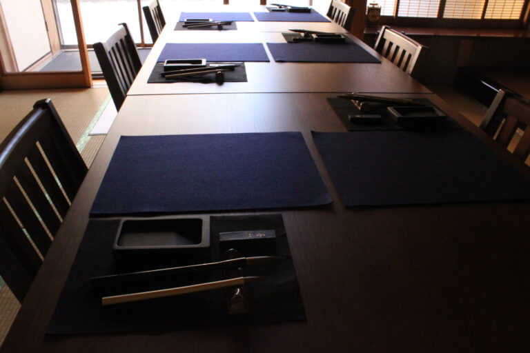 A photo of the calligraphy tools on the table.