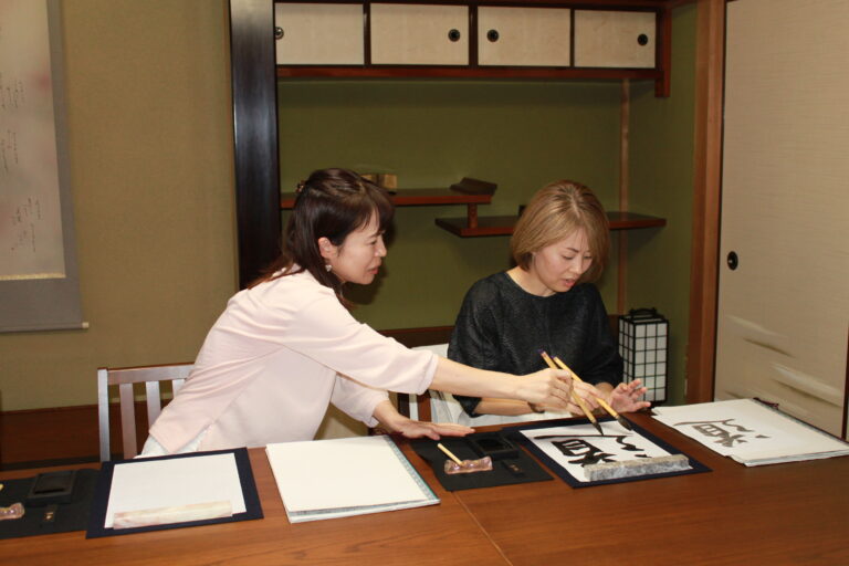 A photo of the calligrapher Akagi Shouka teaching calligraphy.