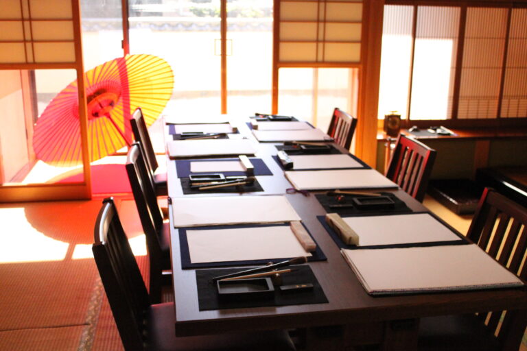 A photo of a Japanese-style room with calligraphy tools prepared.