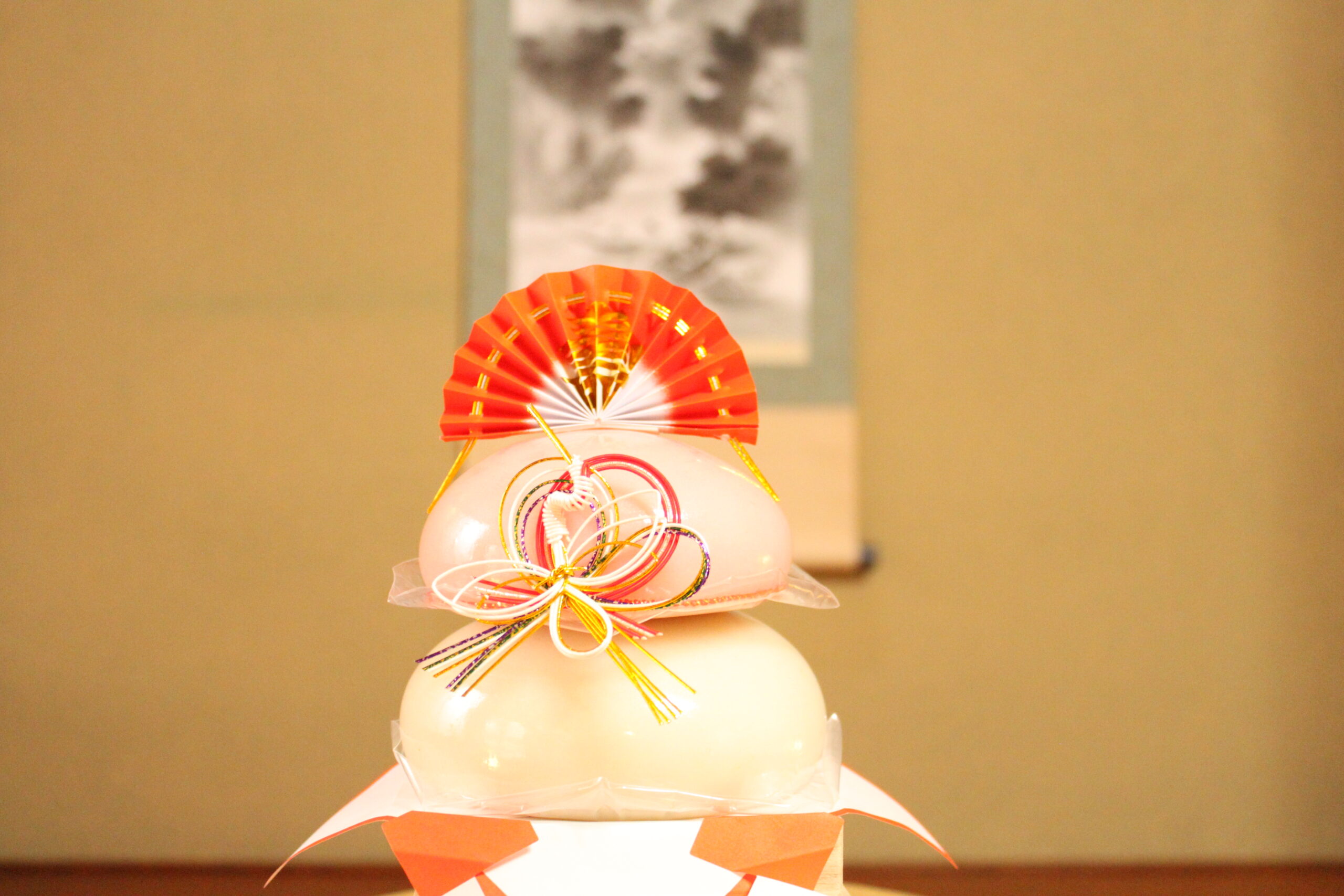 A photo of a traditional new years' decoration called kagamimochi.