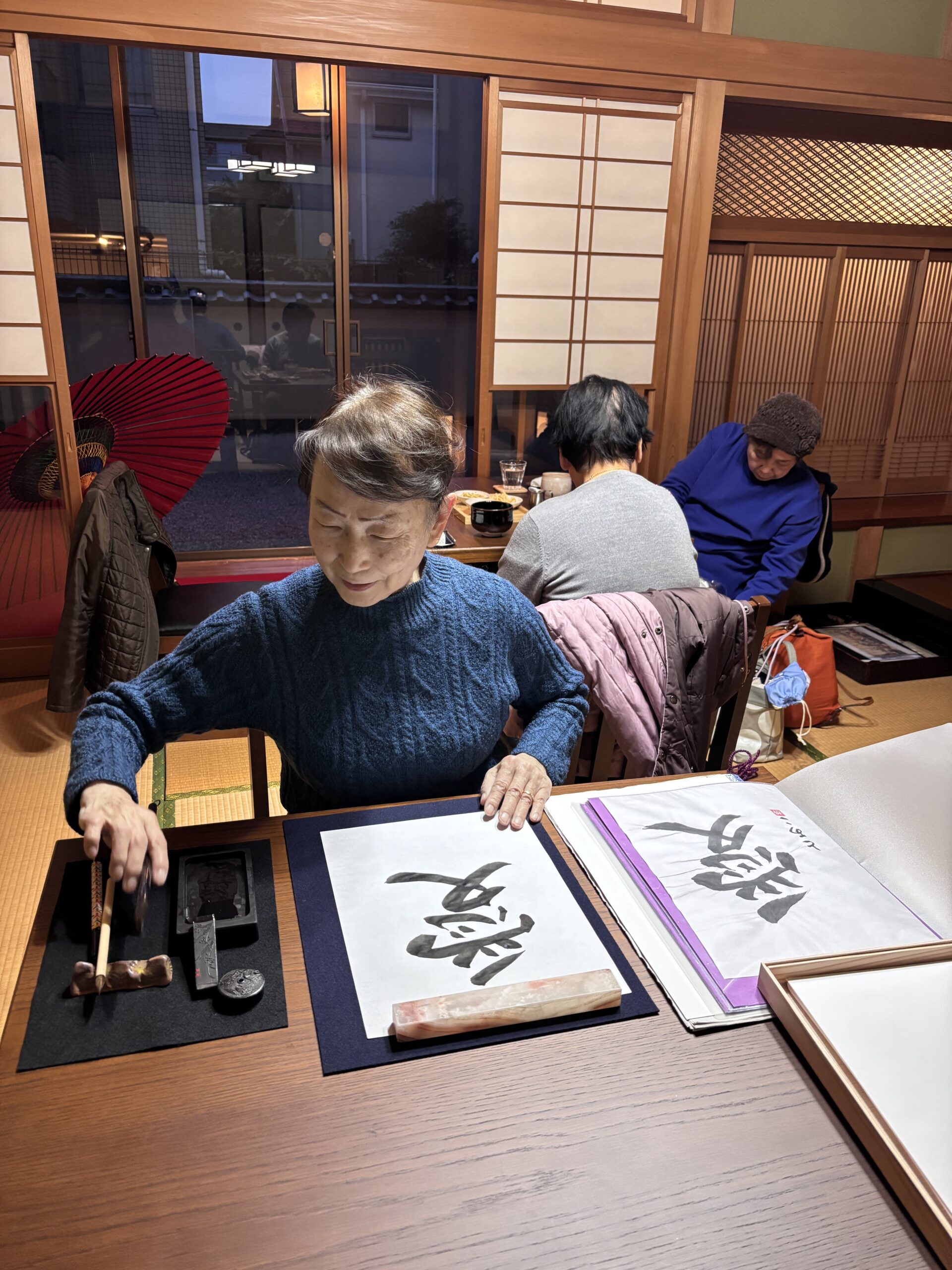 A photo of the guests enjoying the calligraphy experience.