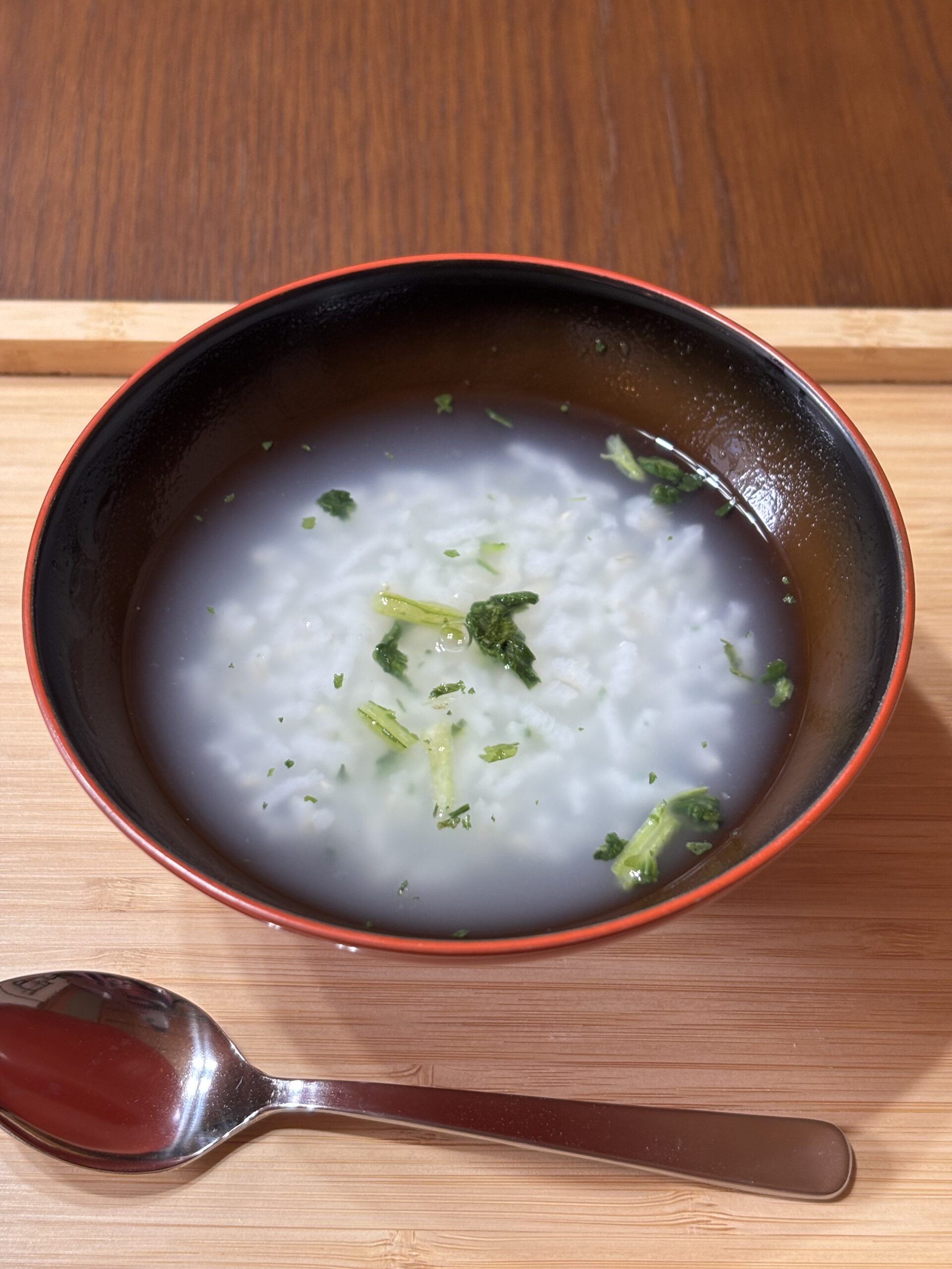 A photo of a bowl of 7-herb rice porridge.