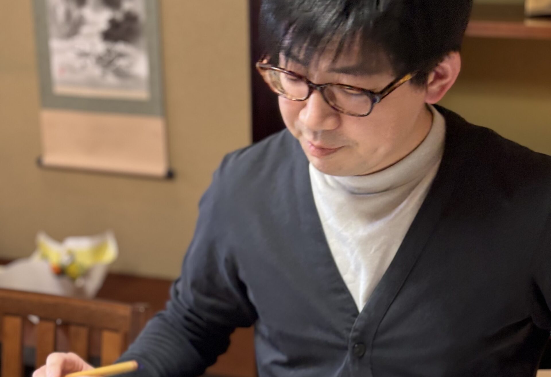 A photo of a guest enjoying Japanese calligraphy.