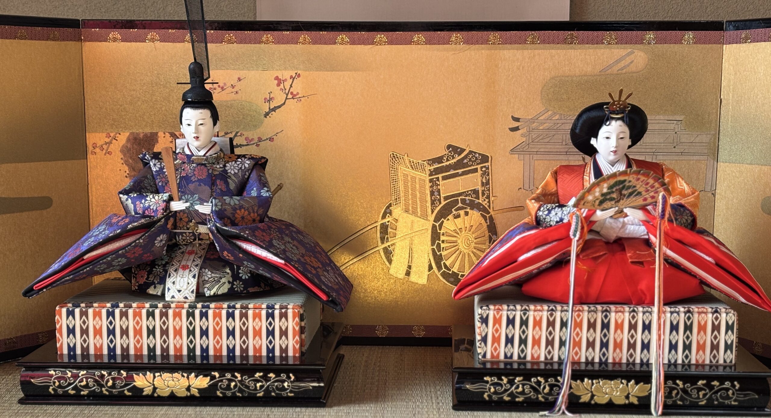 A photo of Hinamatsuri dolls.