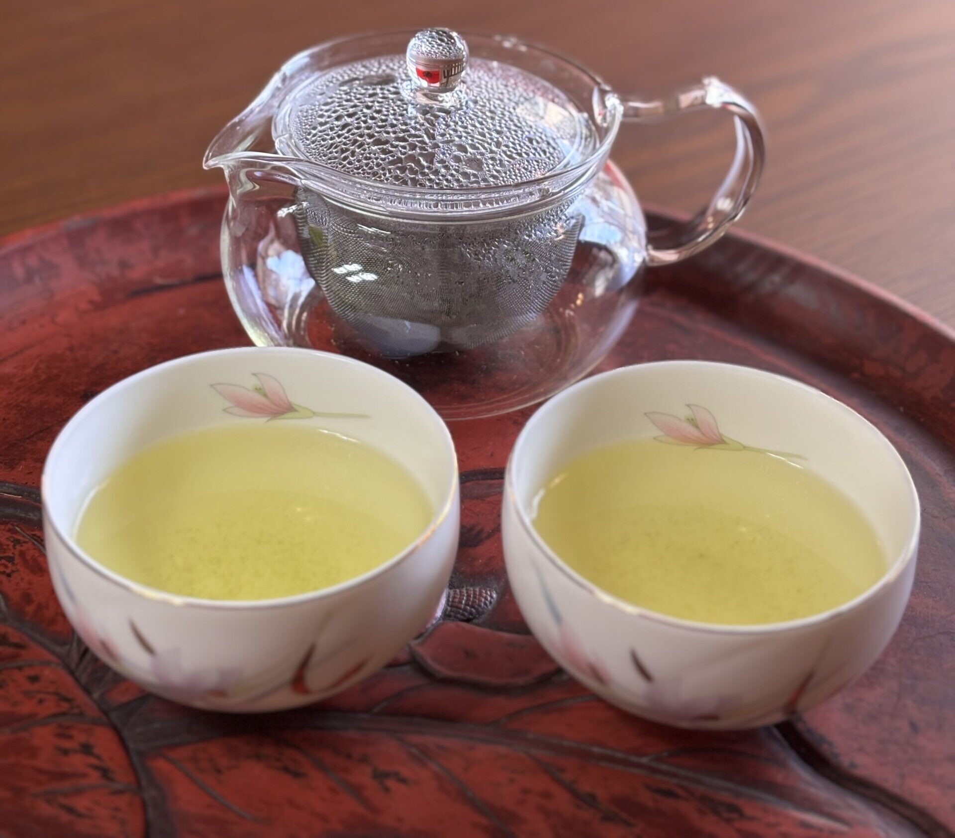 A photo of two cups of green tea.