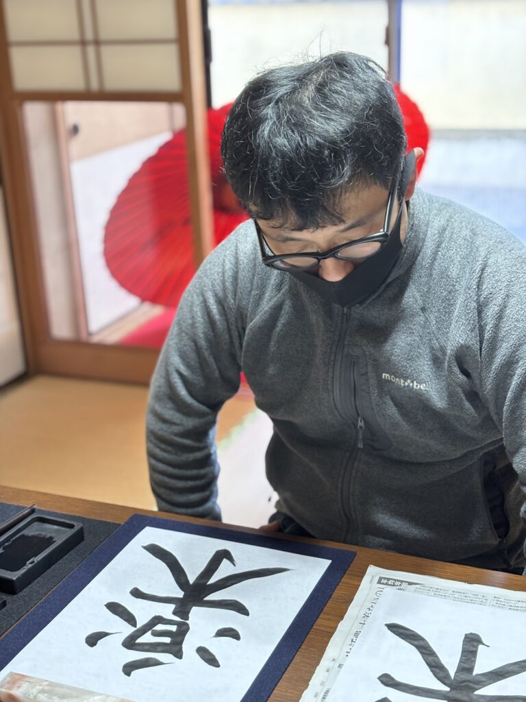 A photo of our guest enjoying the calligraphy.