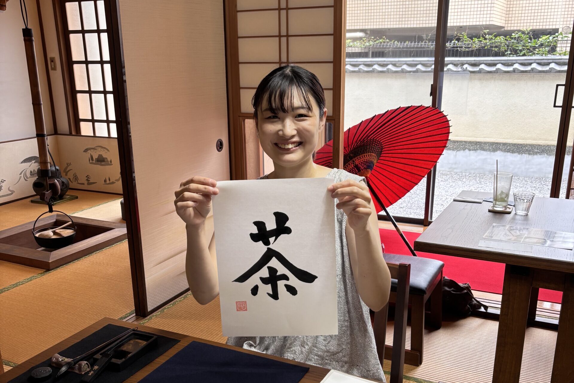 Our guest wrote "Tea" in calligraphy.