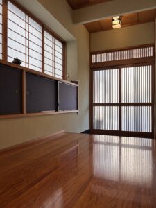 A photo of the inside of the entrance.