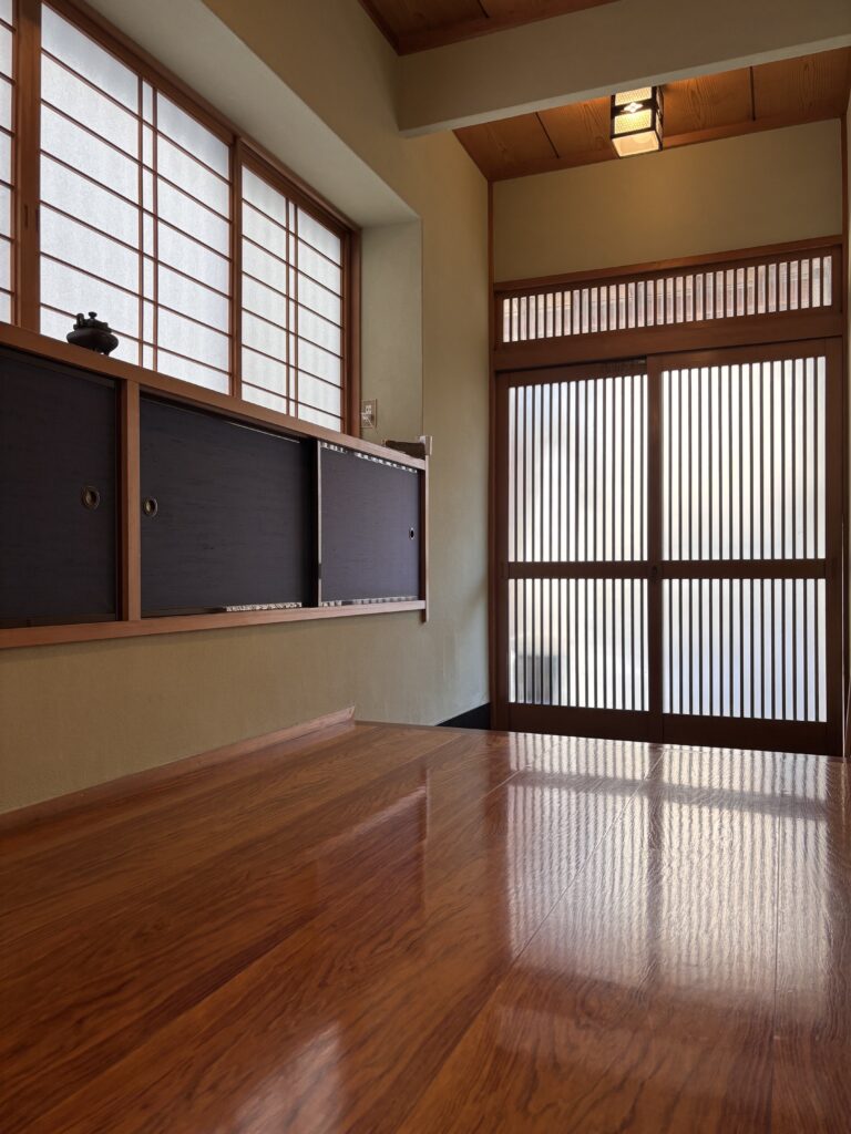 A photo of the inside of the entrance.