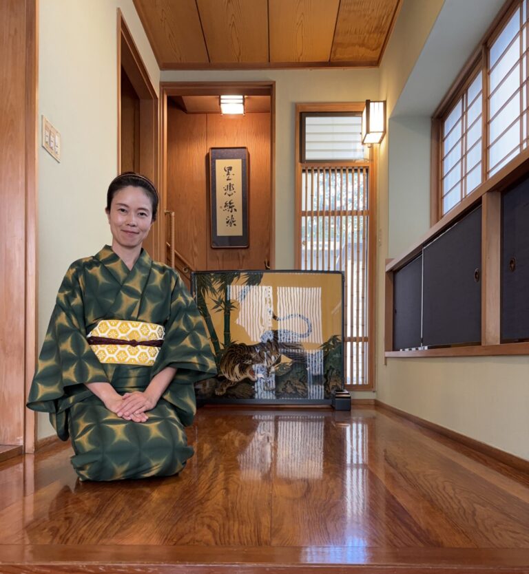A photo of the entrance and the manager.
