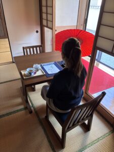 A photo of the calligrapher and her work.