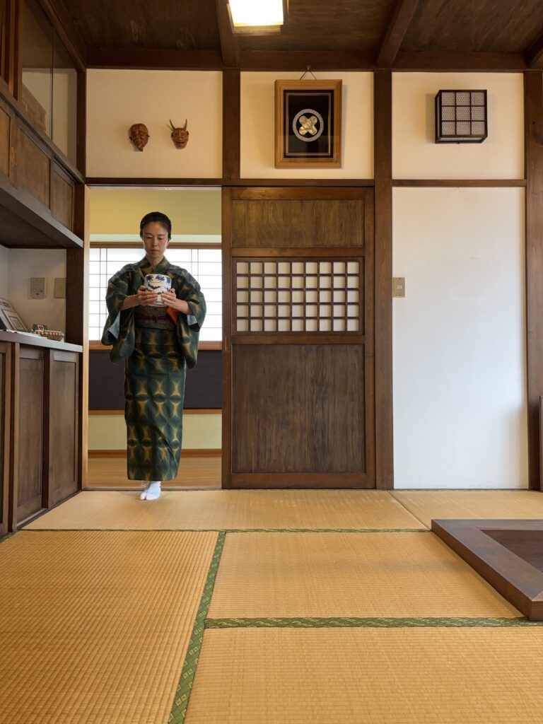 A photo of a scene in the tea ceremony.