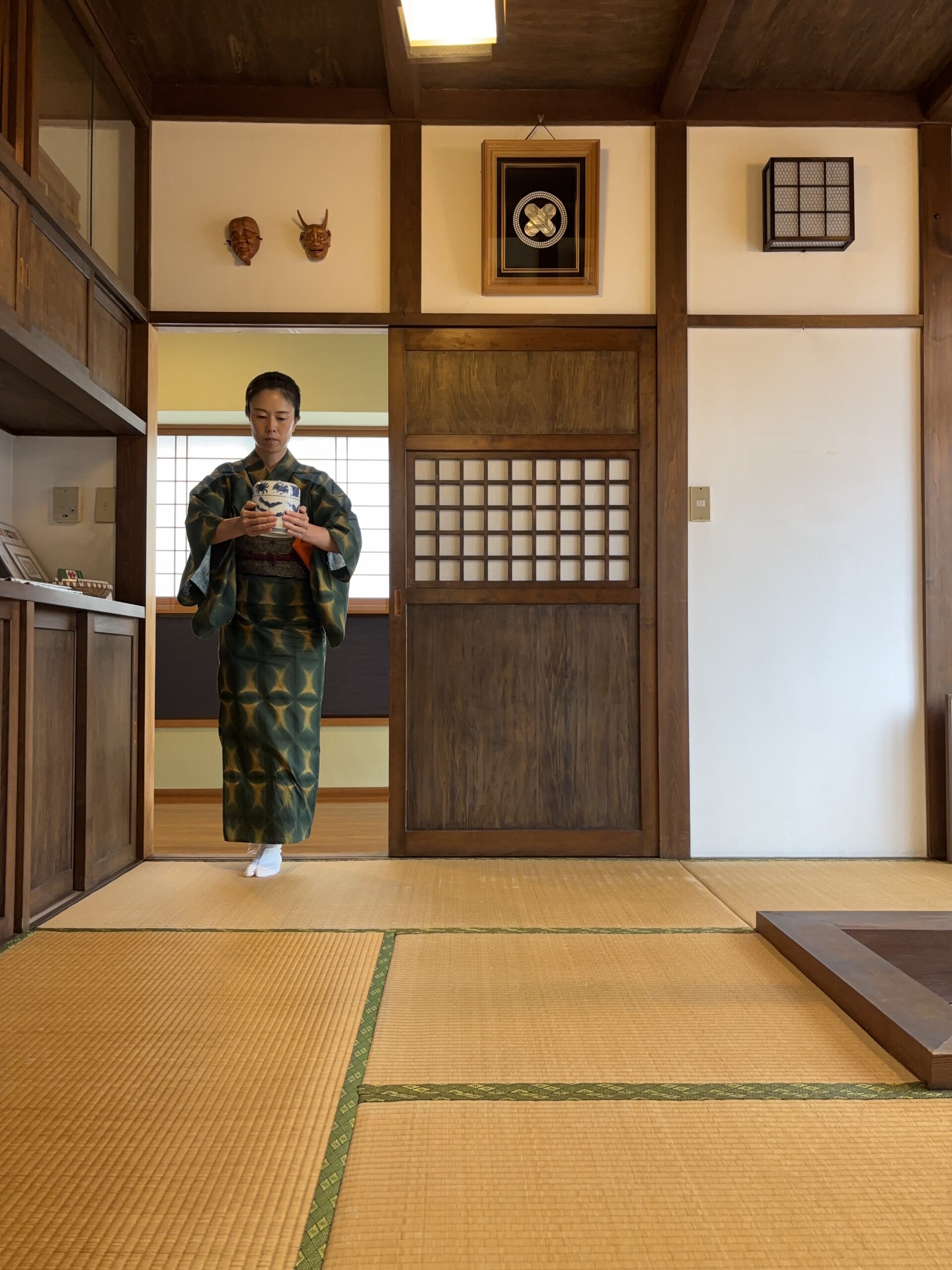 A photo of a scene in the tea ceremony.