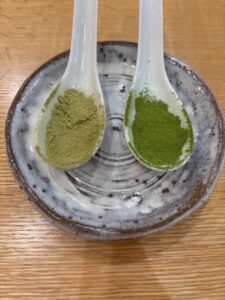 Photo of powdered green tea and matcha (matcha on the right)