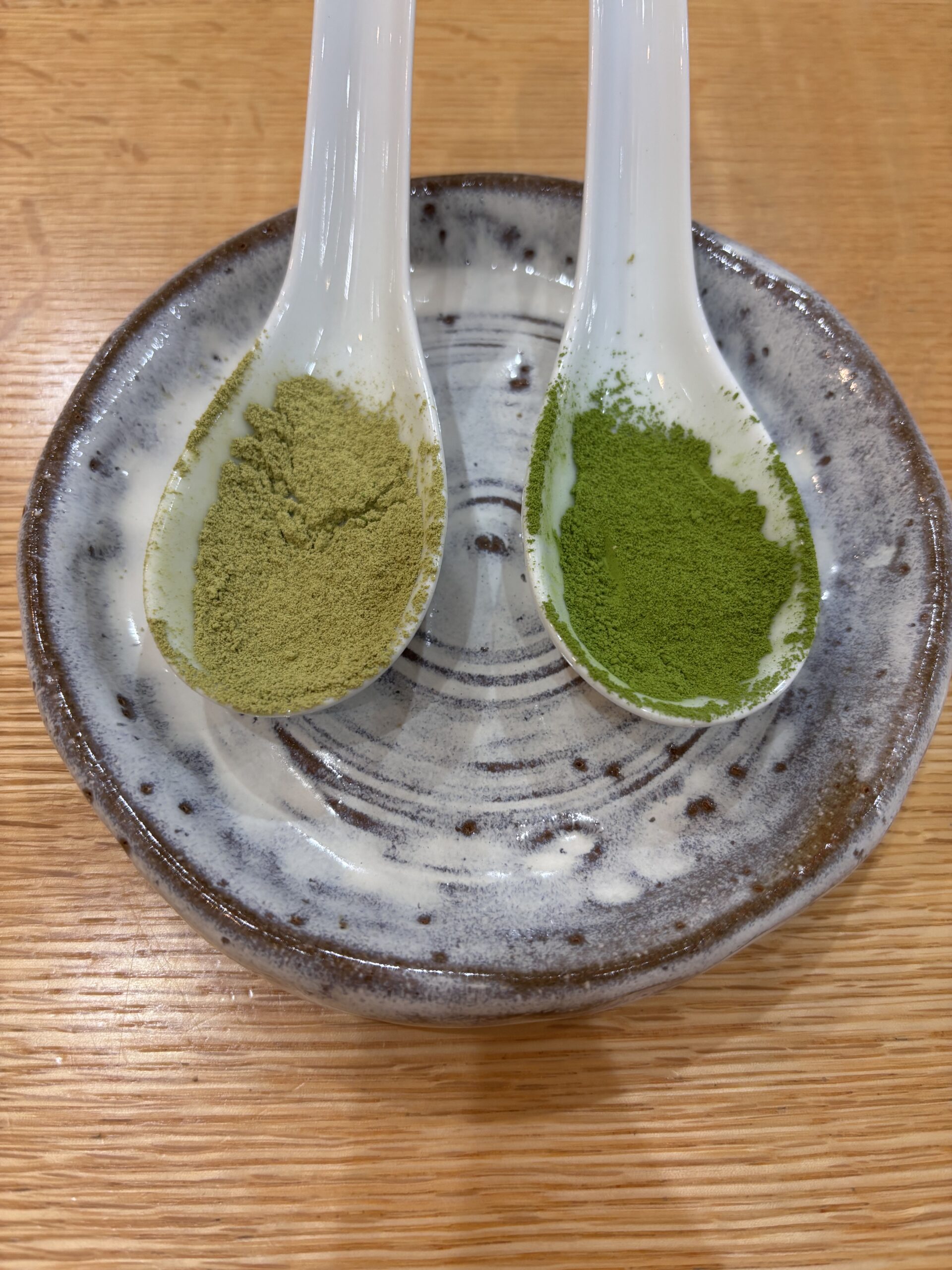 Photo of powdered green tea and matcha (matcha on the right)