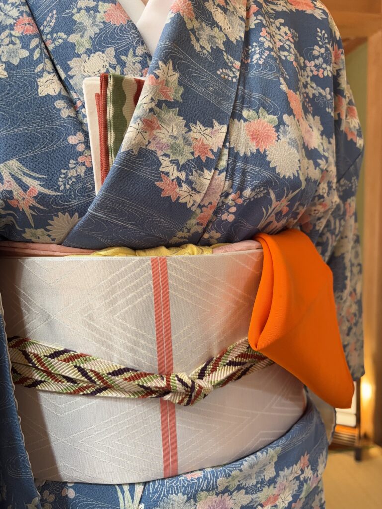 A photo of kimono and tea ceremony goods.