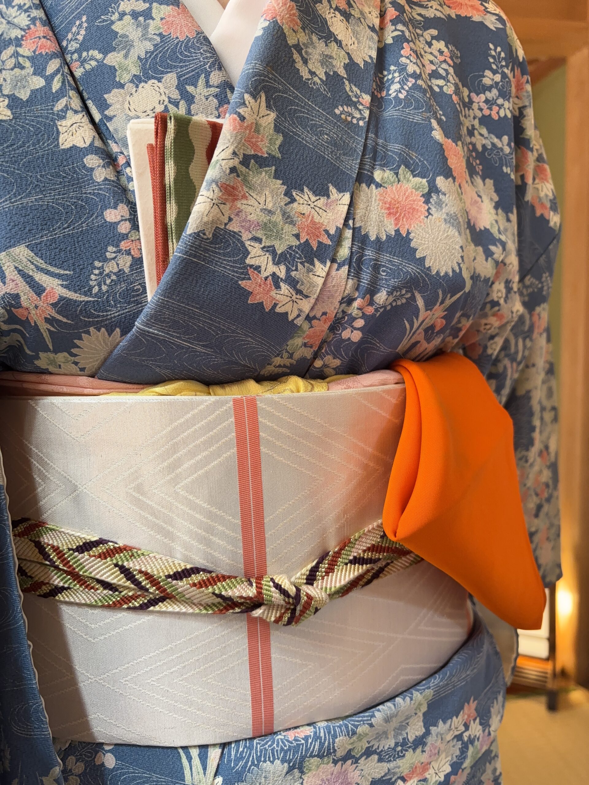 A photo of kimono and tea ceremony goods.