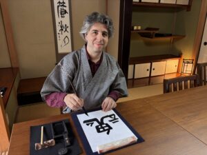 A photo of our guest trying calligraphy.