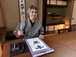 A photo of our guest trying calligraphy.