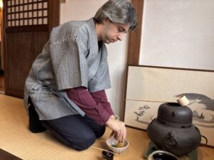 A photo of our guest trying matcha whisking.