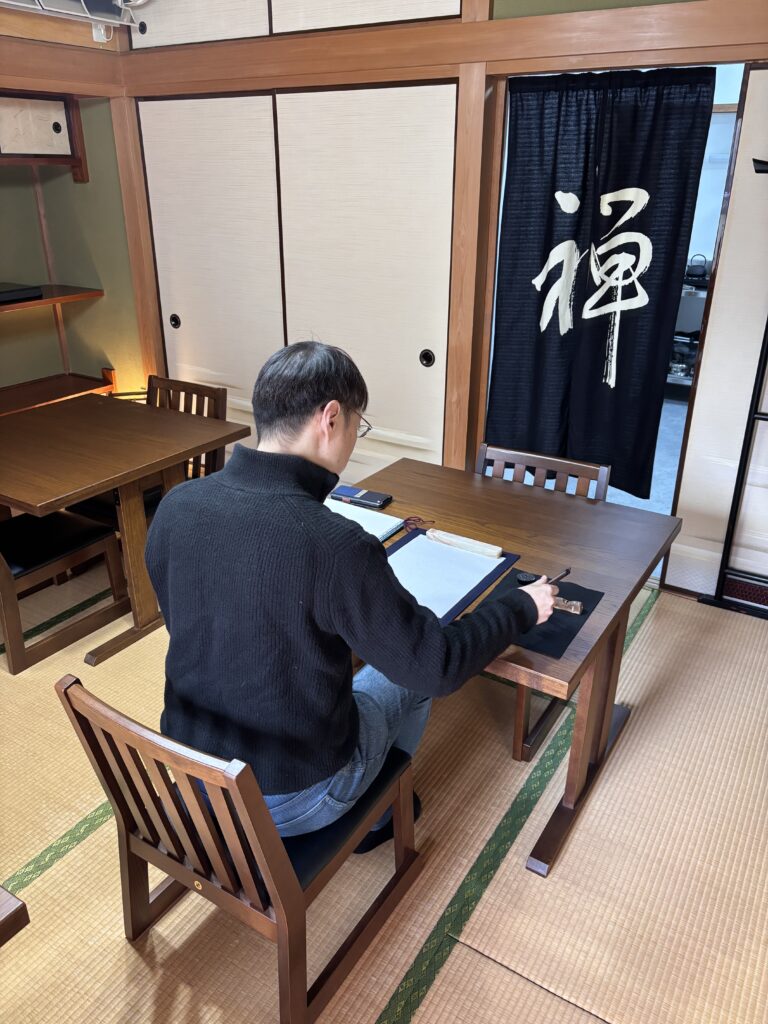 Our guest trying to write "Ikenoue" in calligraphy.