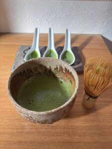 A photo of testing the difference in the foaming of matcha.