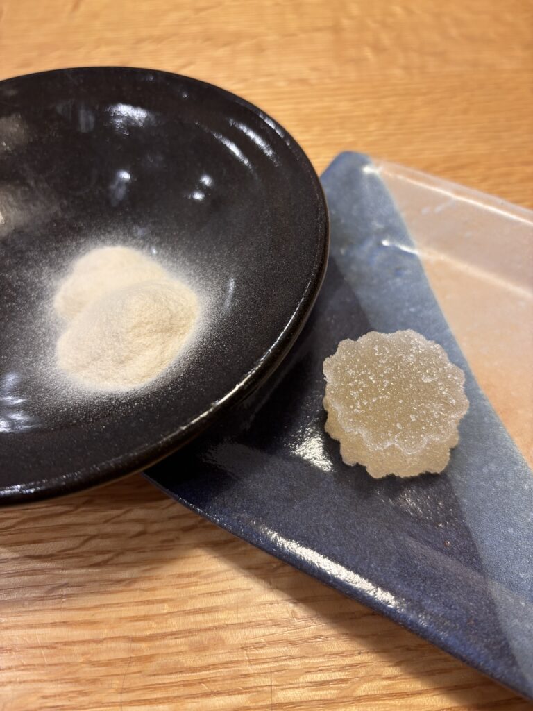 A photo of powdered kanten and Japanese sweets made with kanten.