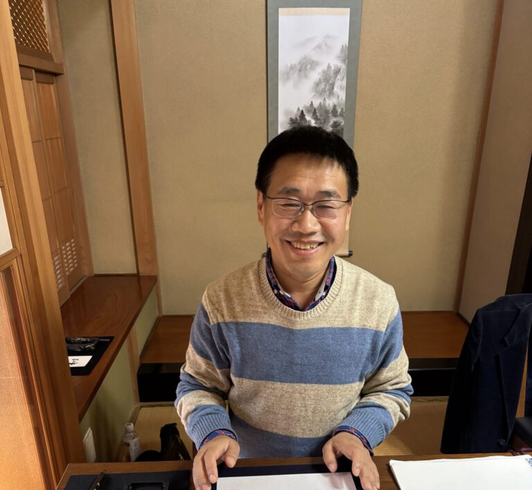 The guest wrote "Fun" in calligraphy.