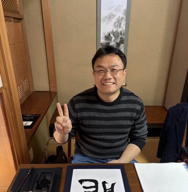 The guest wrote "Dragon" in calligraphy.