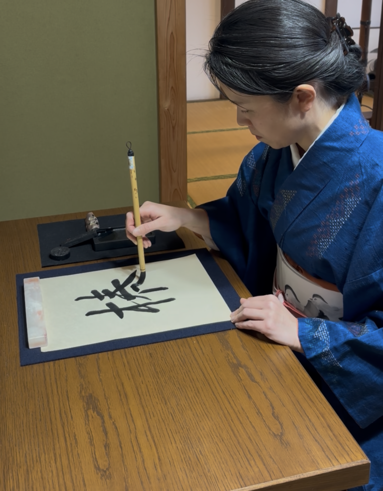 The owner writes the word 椿 "camellia" in calligraphy.