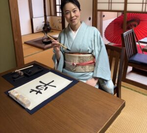 the manager and her calligraphy work "草"