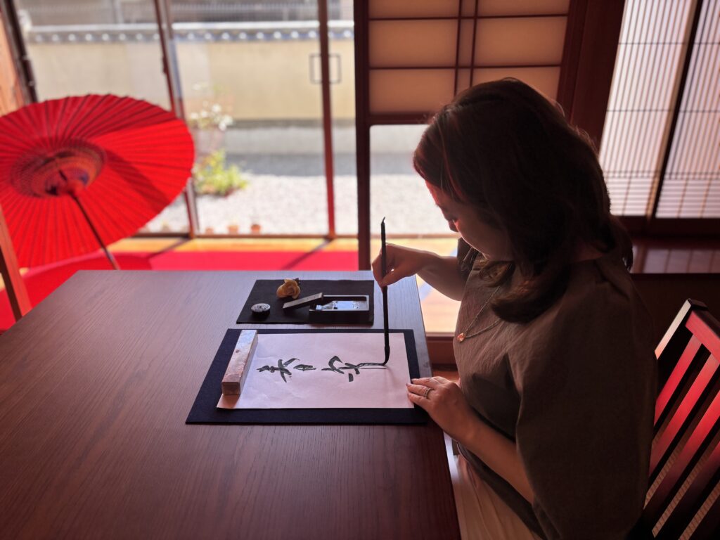 Calligrapher Eri writing 春宵 in calligraphy.